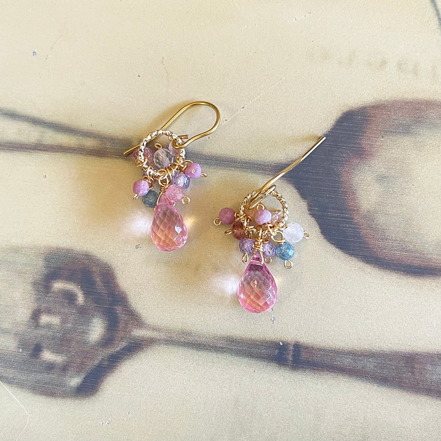 Radiant Bloom：Pink Topaz Glint Earrings