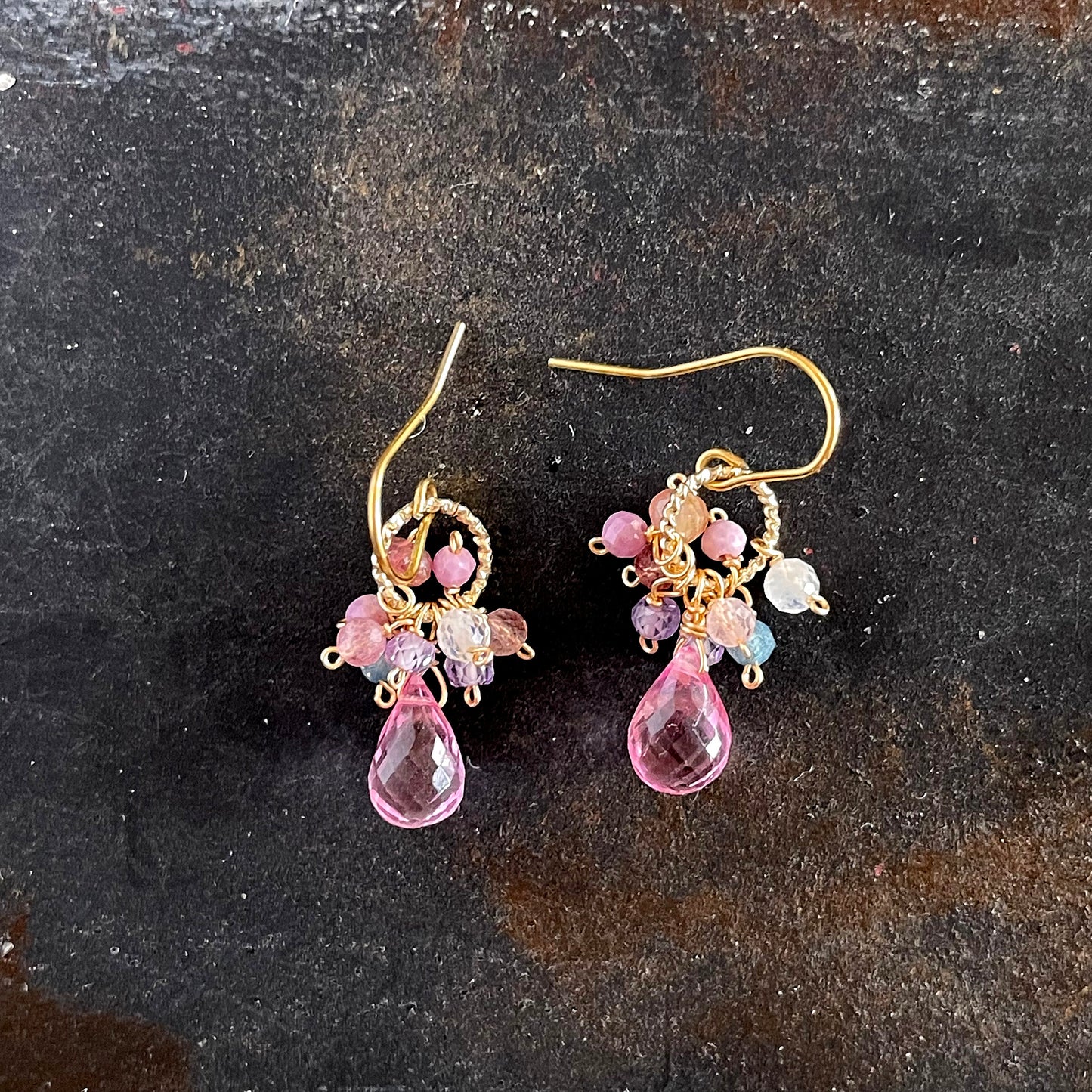 Radiant Bloom：Pink Topaz Glint Earrings