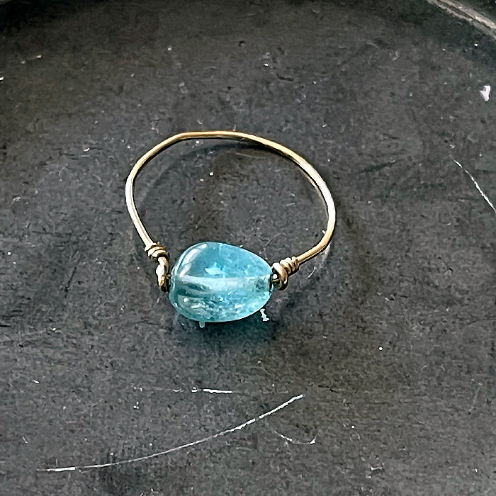 Smooth Sea Blue Apatite Wire Ring - 14KGF